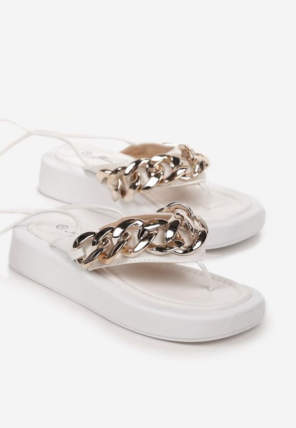 Born2be - Białe Sandały Japonki z Ozdobnym Łańcuchem i Rzemykiem na Łydkę Adoleta. Kolor: biały