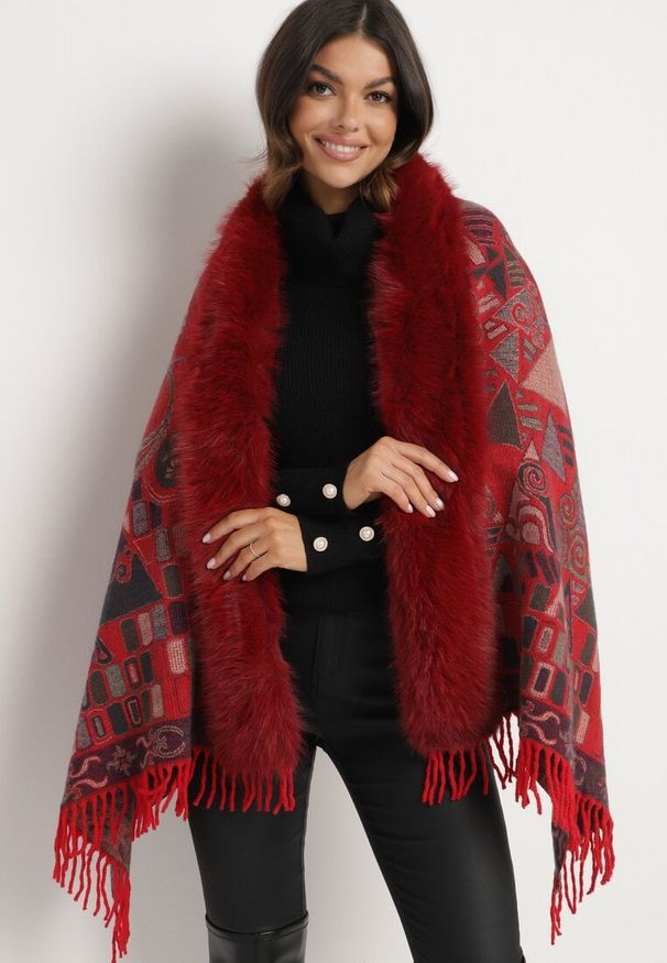 Born2be - Bordowe Wzorzyste Ponczo z Frędzlami i Futerkowym Obszyciem Serrattia. Okazja: na imprezę, na co dzień. Kolor: czerwony. Styl: casual, elegancki, boho