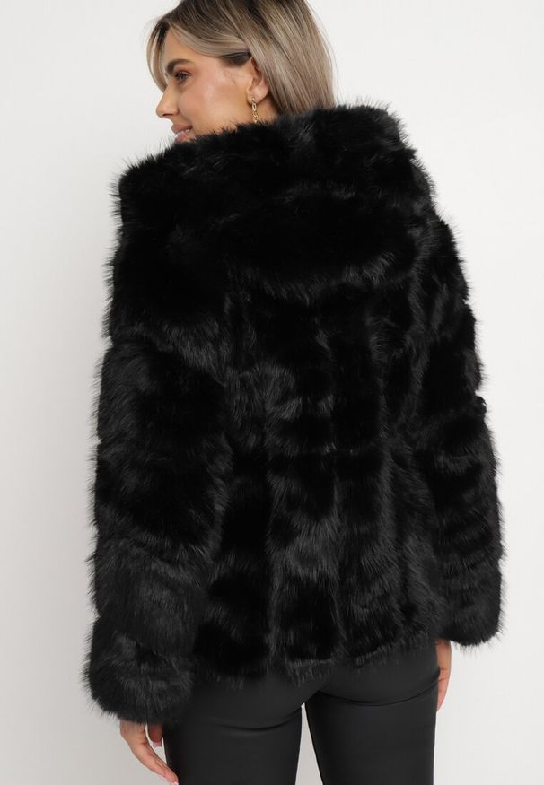 Born2be - Czarna Futrzana Kurtka z Kapturem Daviella. Typ kołnierza: kaptur. Kolor: czarny. Materiał: futro. Wzór: aplikacja
