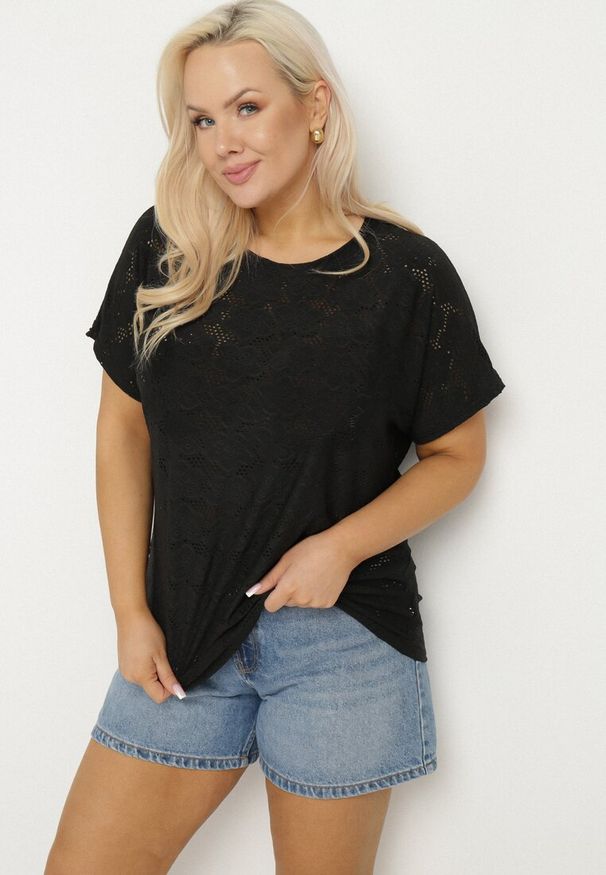 Born2be - Czarna Ażurowa Bluzka z Bawełną Clavienne. Okazja: na co dzień. Kolekcja: plus size. Kolor: czarny. Materiał: bawełna. Długość rękawa: krótki rękaw. Długość: krótkie. Wzór: ażurowy. Styl: elegancki, casual