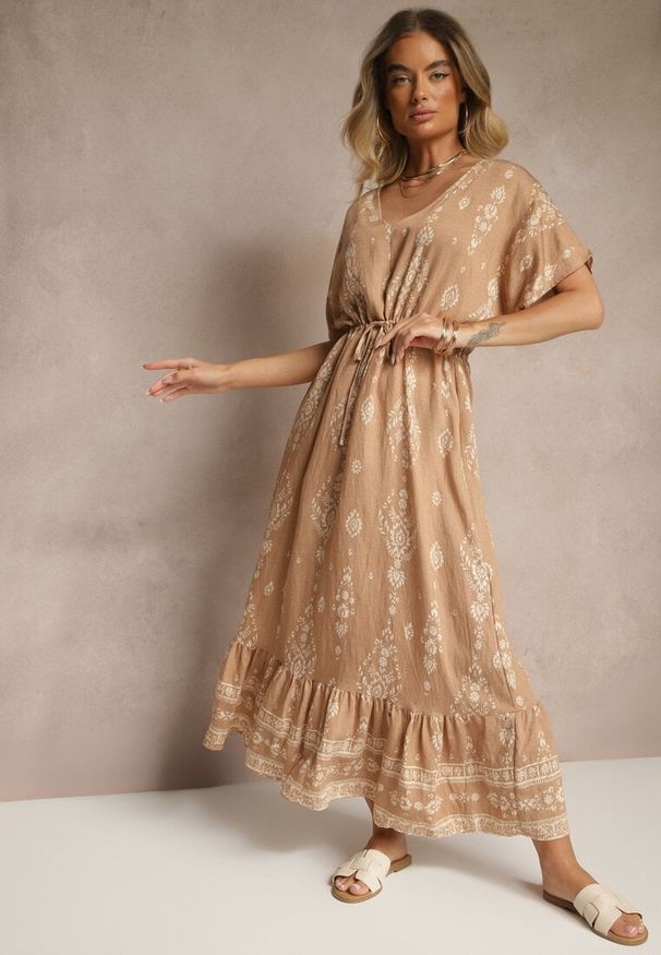 Renee - Ciemnobeżowa Rozkloszowana Sukienka z Falbanką w Print Boho z Wiskozą Tunova. Okazja: na co dzień. Typ kołnierza: dekolt w serek. Kolor: beżowy. Materiał: wiskoza. Długość rękawa: długi rękaw. Wzór: nadruk. Styl: boho