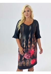 Moda Size Plus Iwanek - Elegancka sukienka Vivi z delikatnym borderem w kolorze pomarańczowym XXL OVERSIZE JESIEŃ. Typ kołnierza: dekolt w kształcie V. Kolor: pomarańczowy. Materiał: tkanina, poliester, elastan. Wzór: aplikacja. Sezon: jesień. Typ sukienki: oversize. Styl: elegancki