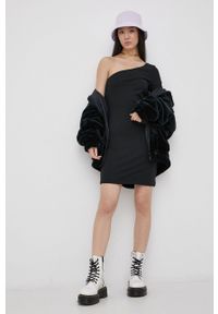 Tommy Jeans Sukienka kolor czarny mini prosta. Okazja: na co dzień. Kolor: czarny. Materiał: bawełna, dzianina. Typ sukienki: proste. Styl: casual. Długość: mini