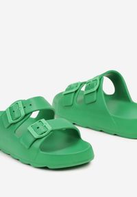 Born2be - Zielone Klapki z Pianki na Płaskiej Podeszwie Ozdobione Sprzączkami Beriss. Okazja: na plażę. Nosek buta: otwarty. Kolor: zielony. Materiał: dzianina. Wzór: aplikacja. Sezon: lato. Obcas: na płaskiej podeszwie. Styl: elegancki, sportowy #6
