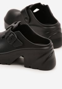 Born2be - Czarne Klapki na Grubej Podeszwie z Klamrą Ralunella. Okazja: na co dzień, na spacer. Kolor: czarny. Materiał: dresówka. Styl: klasyczny, elegancki, casual #6