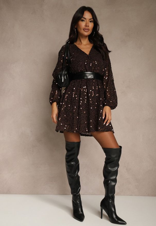 Renee - Brązowa Rozkloszowana Sukienka z Długimi Rękawami Zdobiona Cekinami Reisena. Typ kołnierza: dekolt w kształcie V. Kolor: brązowy. Materiał: poliester, lakier. Długość rękawa: długi rękaw. Wzór: aplikacja. Styl: elegancki