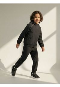 Sinsay - Kurtka sportowa z kapturem i odblaskowymi elementami Active - czarny. Typ kołnierza: kaptur. Kolor: czarny. Styl: sportowy
