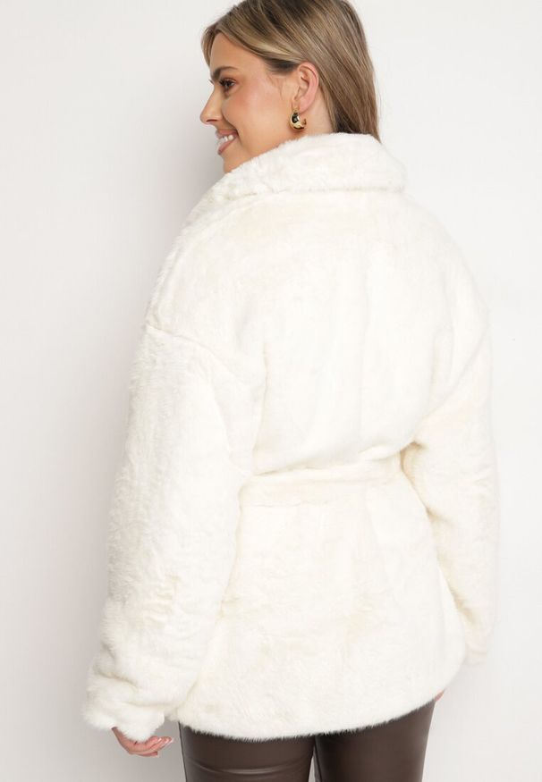 Born2be - Kremowa Kurtka Borphine. Typ kołnierza: golf. Kolor: beżowy. Materiał: futro, jeans, materiał