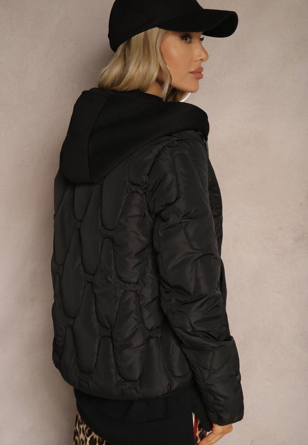 Renee - Czarna Kurtka z Materiałowym Kapturem i Kieszeniami Zdobiona Pikowanymi Przeszyciami Ravathrias. Okazja: na spacer, na co dzień. Kolor: czarny. Materiał: materiał. Wzór: aplikacja. Styl: casual, sportowy