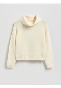 Reserved - Sweter z golfem - złamana biel. Typ kołnierza: golf. Materiał: dzianina
