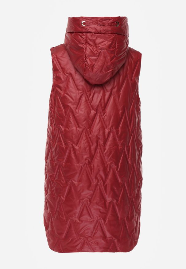 Born2be - Czerwona Pikowana Kamizelka o Długim Kroju z Nieodpinanym Kapturem w Romby Dephice. Okazja: na co dzień. Typ kołnierza: kaptur. Kolor: czerwony. Materiał: jeans, materiał. Długość: długie. Styl: casual, elegancki