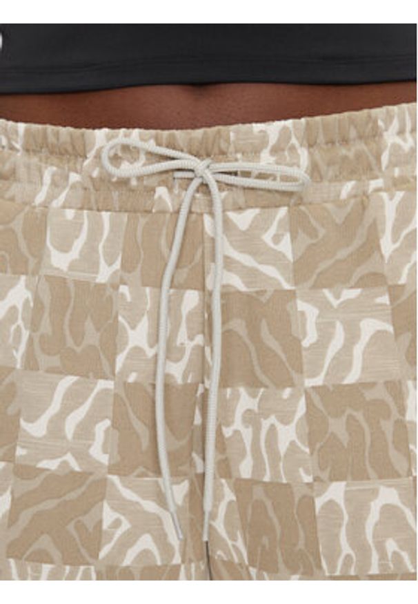 Puma Szorty sportowe 5" ESS Graphic 685073 Beżowy Regular Fit. Kolor: beżowy. Materiał: bawełna