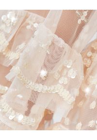 NEEDLE & THREAD - Błyszcząca sukienka mini Eloise. Kolor: beżowy. Materiał: tiul, koronka. Wzór: aplikacja, kwiaty. Typ sukienki: kopertowe. Styl: wizytowy. Długość: mini #4