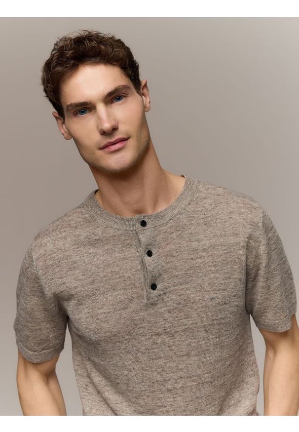 Reserved - Sweter z krótkim rękawem z lnu - beżowy. Kolor: beżowy. Materiał: len. Długość rękawa: krótki rękaw. Długość: krótkie