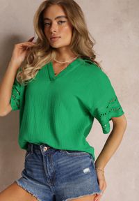 Renee - Zielona Bluzka z Ażurowymi Wstawkami na Rękawach Atrina. Kolor: zielony. Materiał: jeans. Wzór: ażurowy #1
