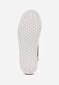 Born2be - Czarno-Białe Tenisówki z Ozdobną Naszywką i Przeszyciami Buildoria. Okazja: na co dzień. Kolor: czarny. Materiał: jeans. Szerokość cholewki: normalna. Wzór: aplikacja. Styl: sportowy, klasyczny, casual #3