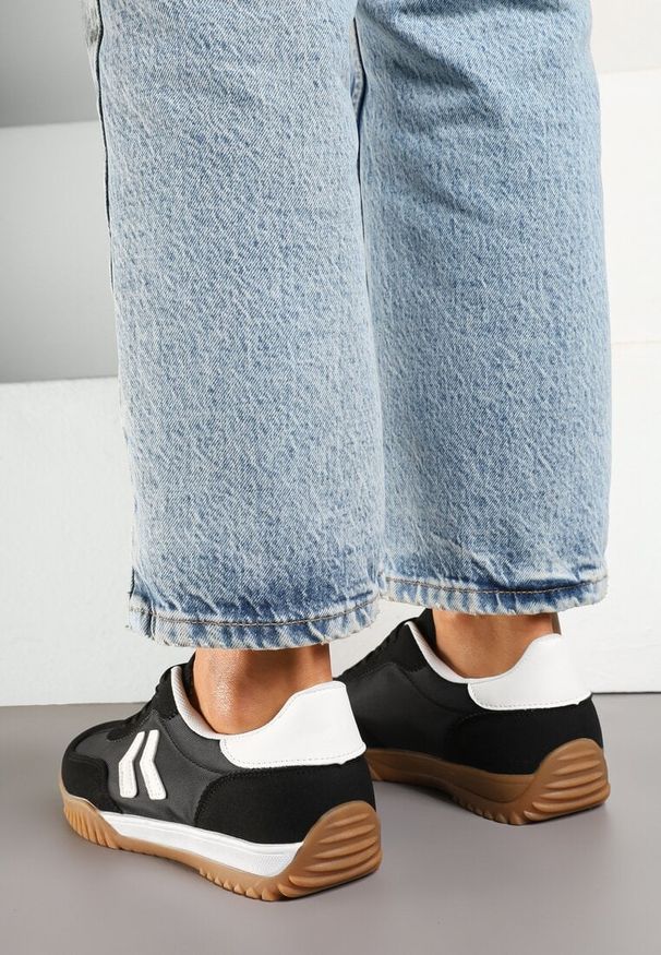 Born2be - Czarno-Białe Sneakersy w Stylu Klasycznych Tenisówek z Ozdobnymi Przeszyciami Mepnia. Okazja: na co dzień. Kolor: czarny. Materiał: jeans