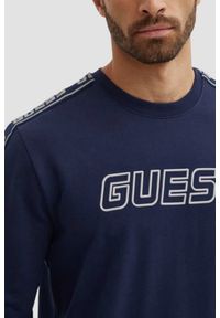 Guess - GUESS Granatowa męska bluza z lampasami Arlo Cn. Okazja: do domu, na co dzień. Kolor: niebieski. Materiał: bawełna, elastan. Długość rękawa: długi rękaw. Długość: długie. Styl: casual #4