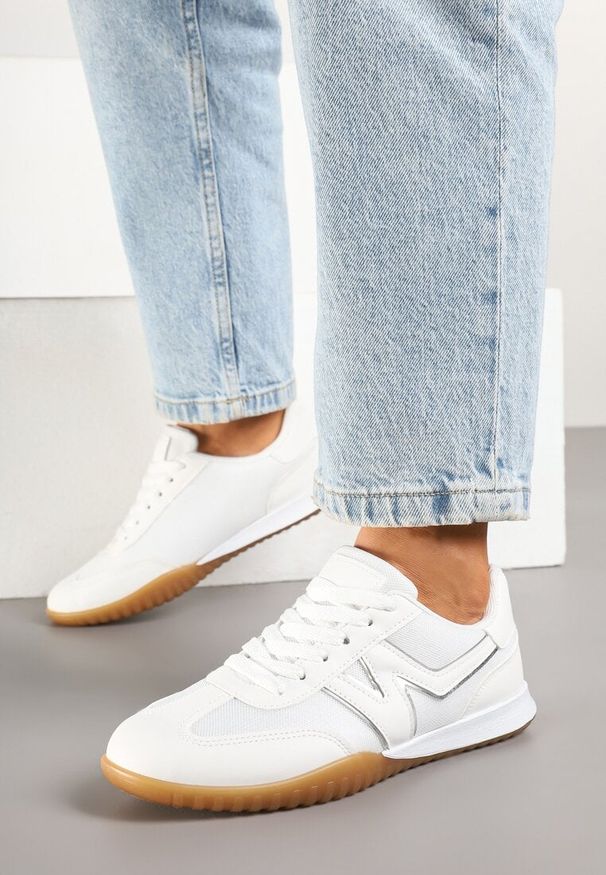 Born2be - Białe Sneakersy w Stylu Kultowych Tenisówek Tultia. Okazja: na co dzień. Kolor: biały. Materiał: jeans. Wzór: aplikacja. Sezon: wiosna, lato