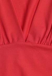 Renee - Czerwone Body z Wiskozą Ozdobione Marszczeniem i Głębokim Dekoltem Labona. Okazja: na spotkanie biznesowe, do pracy. Kolor: czerwony. Materiał: wiskoza. Wzór: aplikacja. Styl: biznesowy, elegancki #3