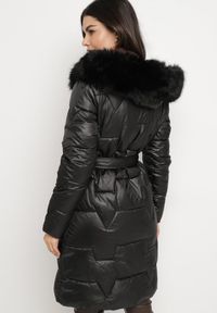 Born2be - Czarna Pikowana Kurtka o Długim Kroju Ozdobiona Paskiem i Odpinanym Futerkiem Milirra. Okazja: na spacer. Kolor: czarny. Materiał: futro. Długość: długie. Wzór: aplikacja. Styl: wizytowy, elegancki #7