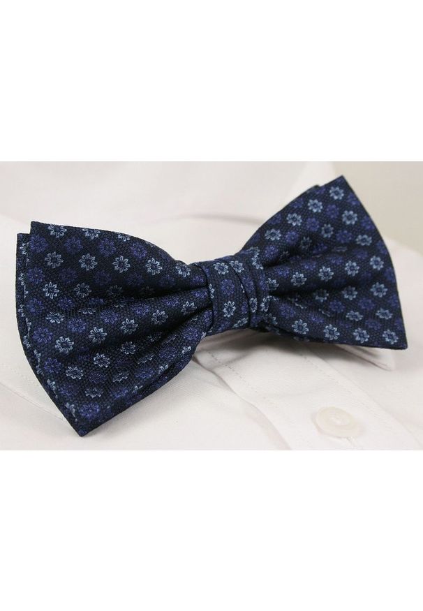 Chattier - Granatowa Mucha z Białą Poszetką -CHATTIER- Męska, w Drobne Niebieskie Kwiatki, Motyw Florystyczny. Kolor: niebieski. Wzór: kwiaty. Styl: sportowy, elegancki