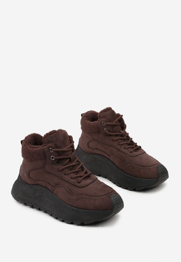 Renee - Brązowe Sneakersy Śniegowce Vices na Platformie Ozdobione Napisem i Futerkiem Lanite. Kolor: brązowy. Materiał: futro. Wzór: aplikacja, napisy. Obcas: na platformie