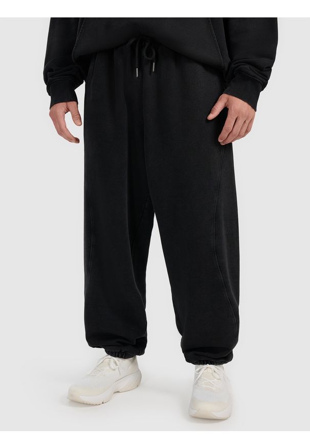 4f - 4F Spodnie dresowe joggery męskie 4F x Tomasz Fornal - szare XL. Kolor: szary. Materiał: dresówka. Wzór: aplikacja. Sport: fitness