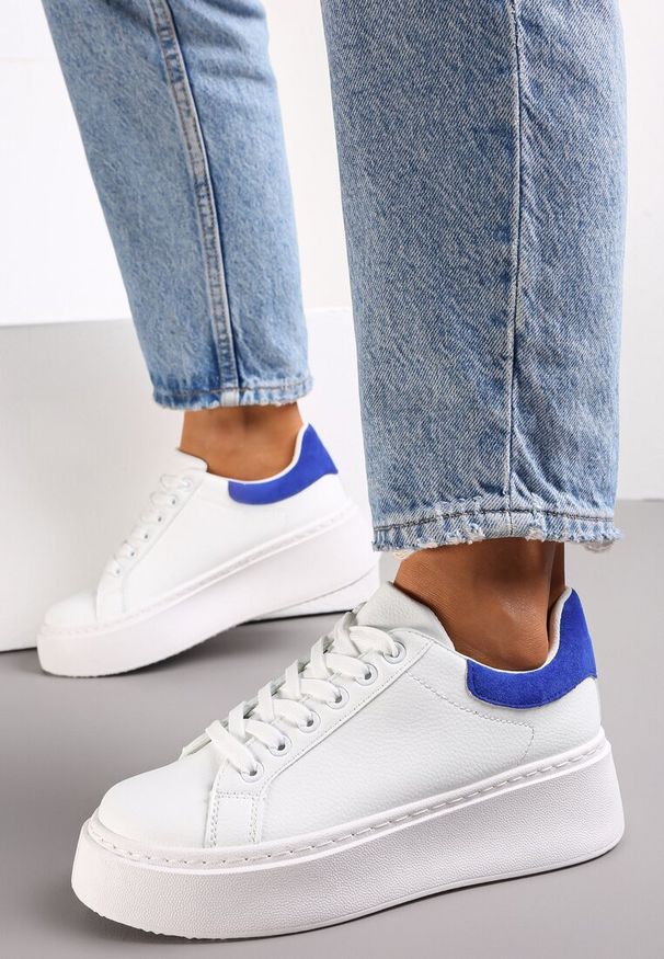 Renee - Biało-Niebieskie Sneakersy z Kolorowym Zapiętkiem na Platformie Sirendia. Kolor: biały. Wzór: kolorowy. Obcas: na platformie