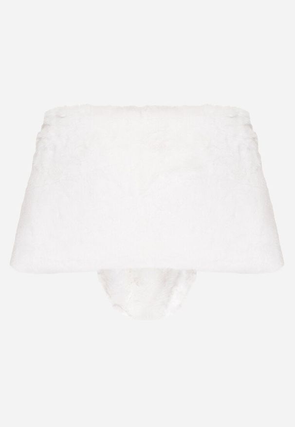 Born2be - Białe Futrzane Ponczo Narzutka Bralinne. Kolor: biały. Materiał: futro