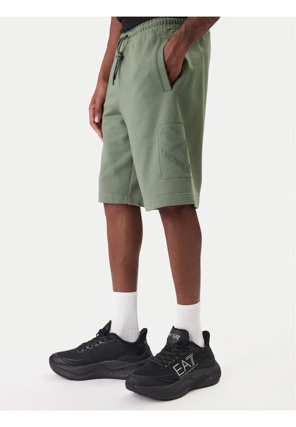 EA7 Emporio Armani Szorty sportowe 7M001491 AF17787 U7235 Zielony Regular Fit. Kolor: zielony. Materiał: bawełna. Styl: sportowy