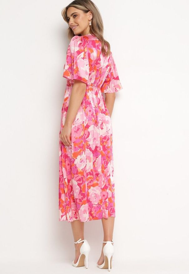 Born2be - Różowa Rozkloszowana Sukienka z Marszczonym Dekoltem i Gumką w Pasie Ozdobiona Rozcięciami Balpia. Okazja: na co dzień. Kolor: różowy. Długość rękawa: krótki rękaw. Wzór: aplikacja. Typ sukienki: proste. Styl: casual, elegancki