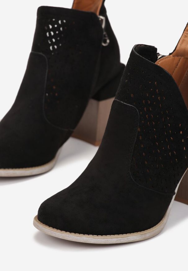 Renee - Czarne Botki Pirelous. Wysokość cholewki: za kostkę. Zapięcie: zamek. Kolor: czarny. Materiał: materiał, jeans. Szerokość cholewki: normalna. Wzór: aplikacja, ażurowy. Obcas: na słupku. Styl: boho
