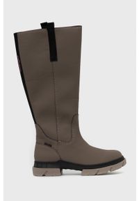 Wrangler kozaki Atlanta Boot damskie kolor beżowy na płaskim obcasie. Nosek buta: okrągły. Kolor: beżowy. Materiał: guma. Szerokość cholewki: normalna. Obcas: na obcasie. Wysokość obcasa: niski #1
