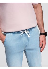 Ombre Clothing - Spodnie męskie JOGGERY jeansowe z efektem sprania - jasnoniebieskie V1 - Rozmiar: S. Okazja: na co dzień. Kolor: niebieski. Materiał: jeans. Wzór: aplikacja. Styl: casual, elegancki #5