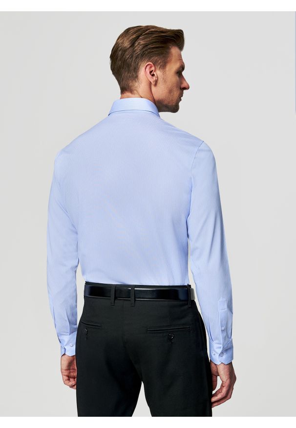 Pako Lorente - PAKO LORENTE - Niebieska koszula w prążek. Typ kołnierza: kołnierzyk włoski. Kolor: niebieski. Materiał: bawełna, dzianina, poliester. Długość rękawa: długi rękaw. Długość: długie. Wzór: prążki