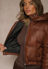 Renee - Brązowa Pikowana Kurtka z Nieodpinanym Kapturem o Krótkim Kroju Tinneira. Okazja: na spacer. Kolor: brązowy. Materiał: jeans. Długość: krótkie. Styl: elegancki #4