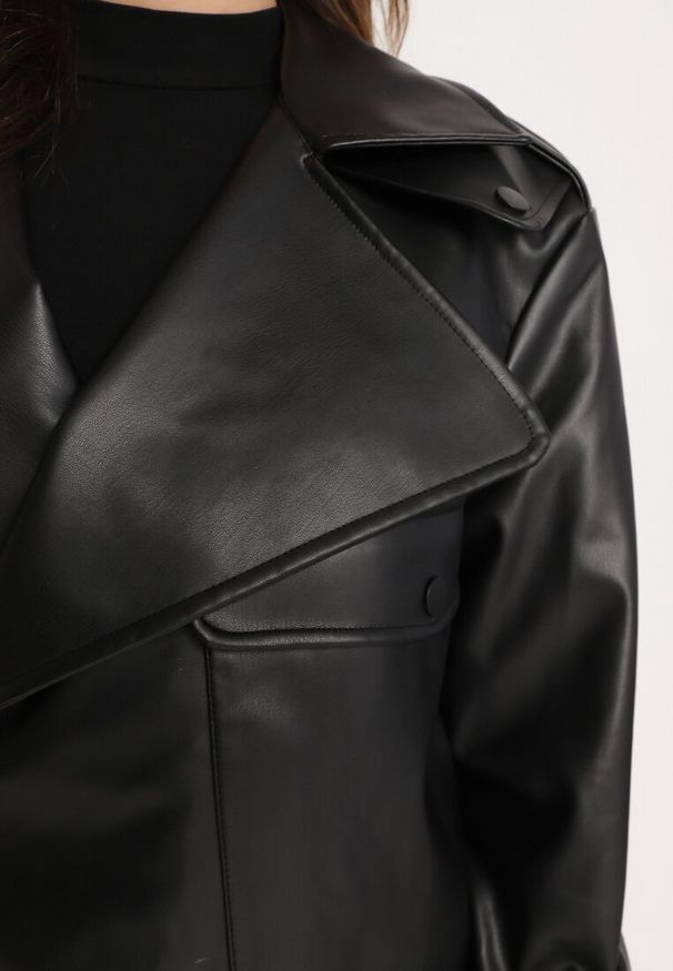 Born2be - Czarna Kurtka Ramoneska z Asymetrycznym Zapięciem na Sprzączkę o Kopertowym Kroju Ivalittes. Okazja: na co dzień. Kolor: czarny. Materiał: jeans. Długość rękawa: długi rękaw. Długość: długie. Styl: casual, elegancki, wizytowy