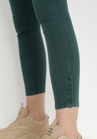 Born2be - Zielone Spodnie Skinny z Napami na Nogawkach Laodella. Kolor: zielony. Długość: długie #5