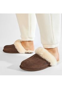 Ugg Kapcie W Scuffette II 1106872 Brązowy. Kolor: brązowy. Materiał: skóra #8