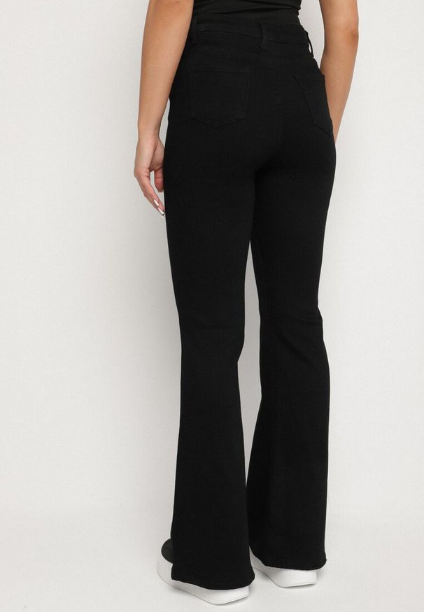 Born2be - Czarne Jeansy Dzwony z Regularnym Stanem Sarkke. Okazja: na co dzień, na spacer. Kolor: czarny. Styl: klasyczny, casual, elegancki