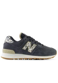 Buty New Balance WL574XE2 - czarne. Okazja: na co dzień. Kolor: czarny. Materiał: guma, syntetyk, zamsz, materiał, skóra. Szerokość cholewki: normalna. Model: New Balance 574