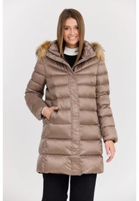 Hetrego - HETREGO Beżowa damska kurtka puchowa Leonie Quilted Woman Jacket With Detached Hood, Rozmiar 40 EU - 44 IT. Okazja: na co dzień. Kolor: beżowy. Materiał: puch. Długość rękawa: długi rękaw. Długość: długie. Styl: casual #1