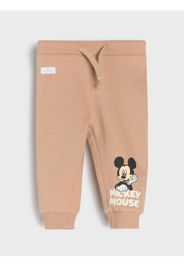 Sinsay - Spodnie dresowe Mickey Mouse - beżowy. Kolor: beżowy. Materiał: dresówka. Wzór: motyw z bajki
