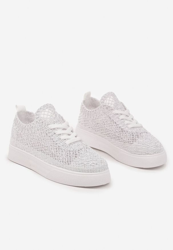 Renee - Białe Sneakersy z Ażurowej Koronki na Grubej Podeszwie Nanessia. Okazja: na co dzień. Kolor: biały. Materiał: koronka. Wzór: ażurowy, koronka