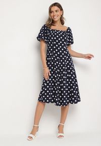 Born2be - Granatowa Rozkloszowana Sukienka Vices w Grochy z Dekoltem Typu Hiszpanka Zimina. Okazja: na co dzień. Typ kołnierza: dekolt hiszpanka. Kolor: niebieski. Materiał: skóra, materiał. Wzór: grochy. Typ sukienki: proste. Styl: casual, klasyczny #7