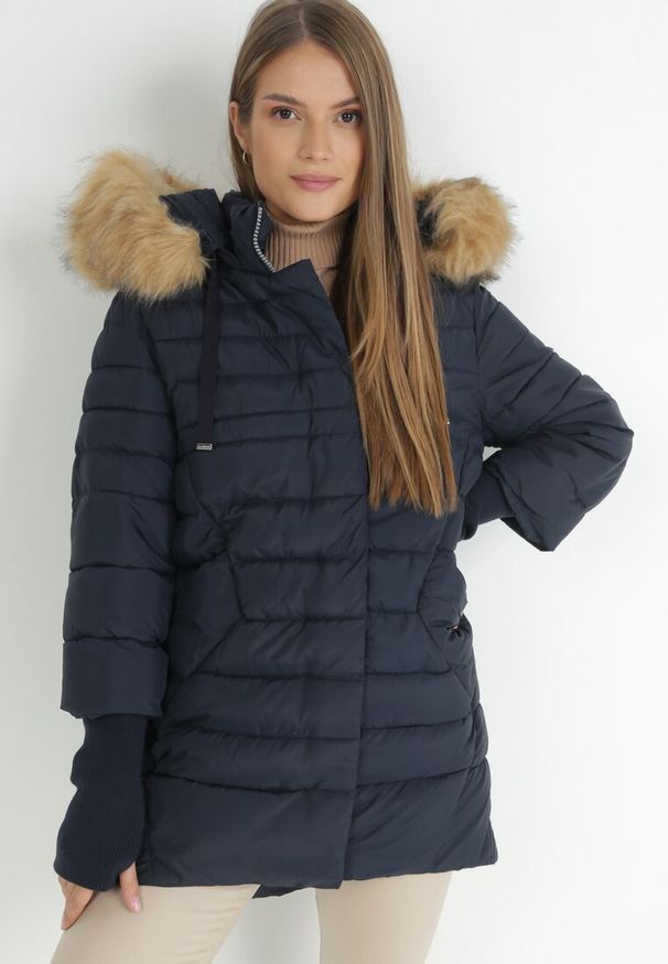 Born2be - Granatowa Kurtka Pikowana z Szerokim Ściągaczem przy Rękawach Rese. Okazja: na co dzień. Kolor: niebieski. Materiał: jeans, futro. Styl: elegancki, casual