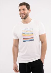 Volcano - T-shirt z nadrukiem T-ARCHER. Kolor: beżowy. Materiał: skóra, materiał, bawełna. Długość rękawa: krótki rękaw. Długość: krótkie. Wzór: nadruk. Styl: klasyczny #1
