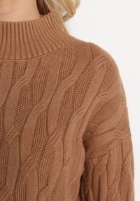 Born2be - Ciemnobeżowy Klasyczny Golf z Dużym Splotem Abelarda. Typ kołnierza: golf. Kolor: beżowy. Wzór: ze splotem. Styl: klasyczny #5