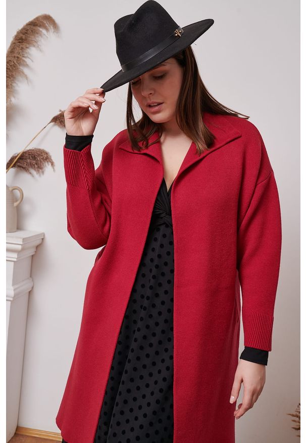blue shadow - Płaszcz Damski Huggo Plus Size Malinowy. Kolekcja: plus size. Kolor: różowy. Materiał: elastan, akryl, wiskoza, dzianina. Długość rękawa: długi rękaw. Długość: długie